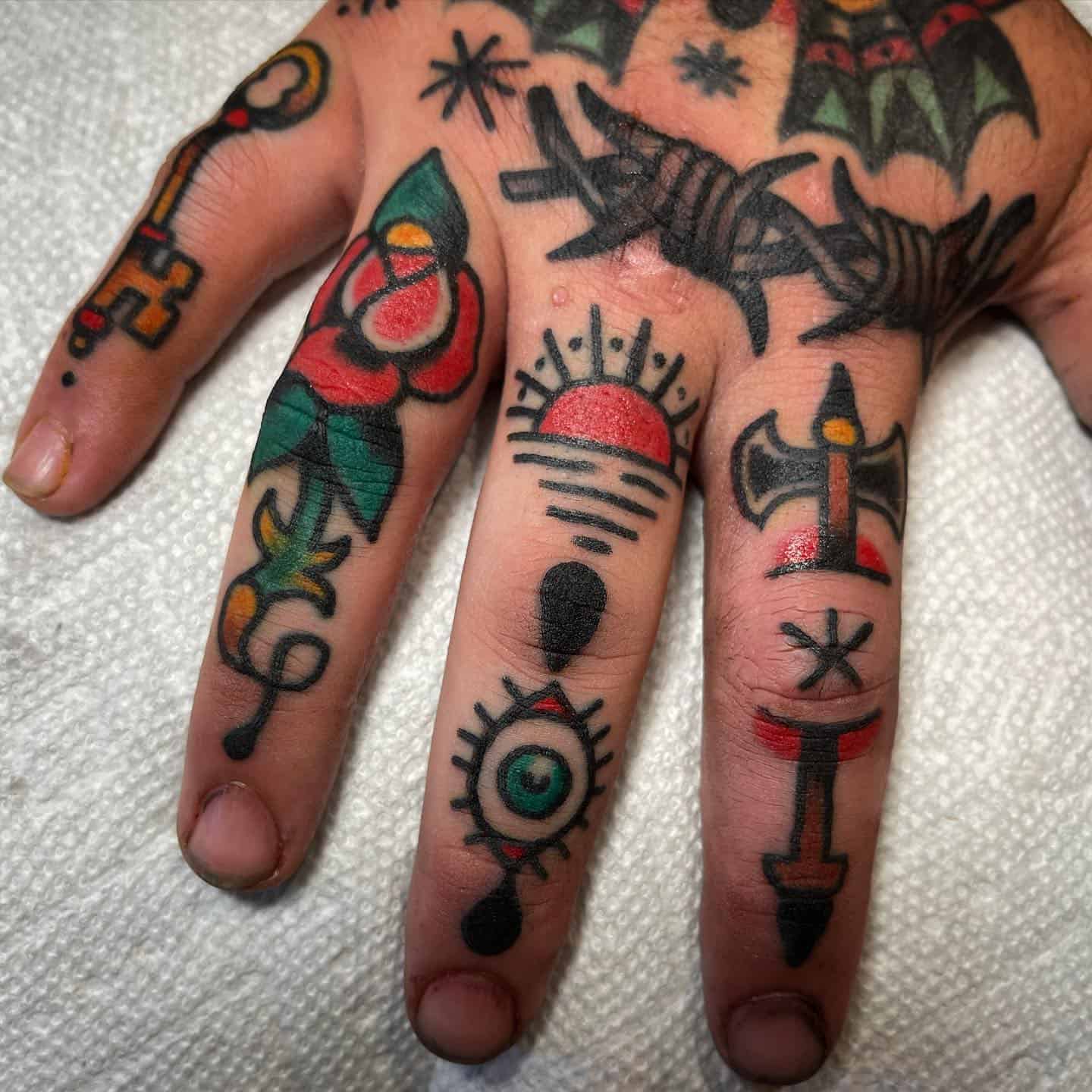 Syrens Tattoo Parlour  Some swollen sausage fingers from todays  traditional pieces fingertattoos traditionaltattoos cooltattoos  awesometattoos ouchthathurt oldschooltattoo jobstopper sorrymum  colourtattoos ink inkjunkeyz tat tattoo 