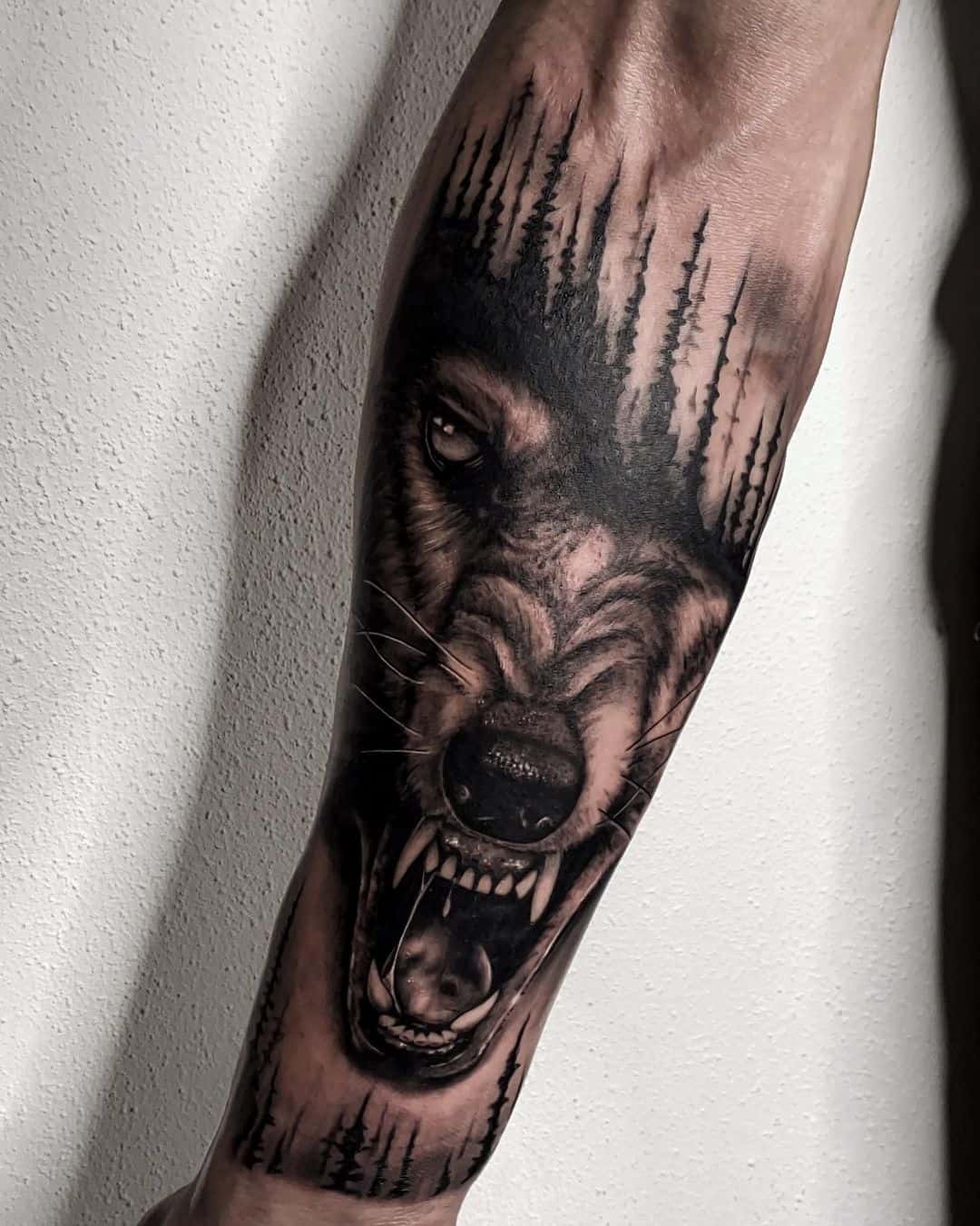 davincetattoo wolf snarling tattoo on forearm
