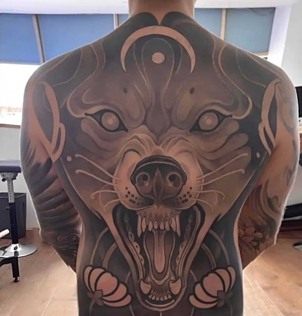 huge wolf tattoo on back by nick.tattoos