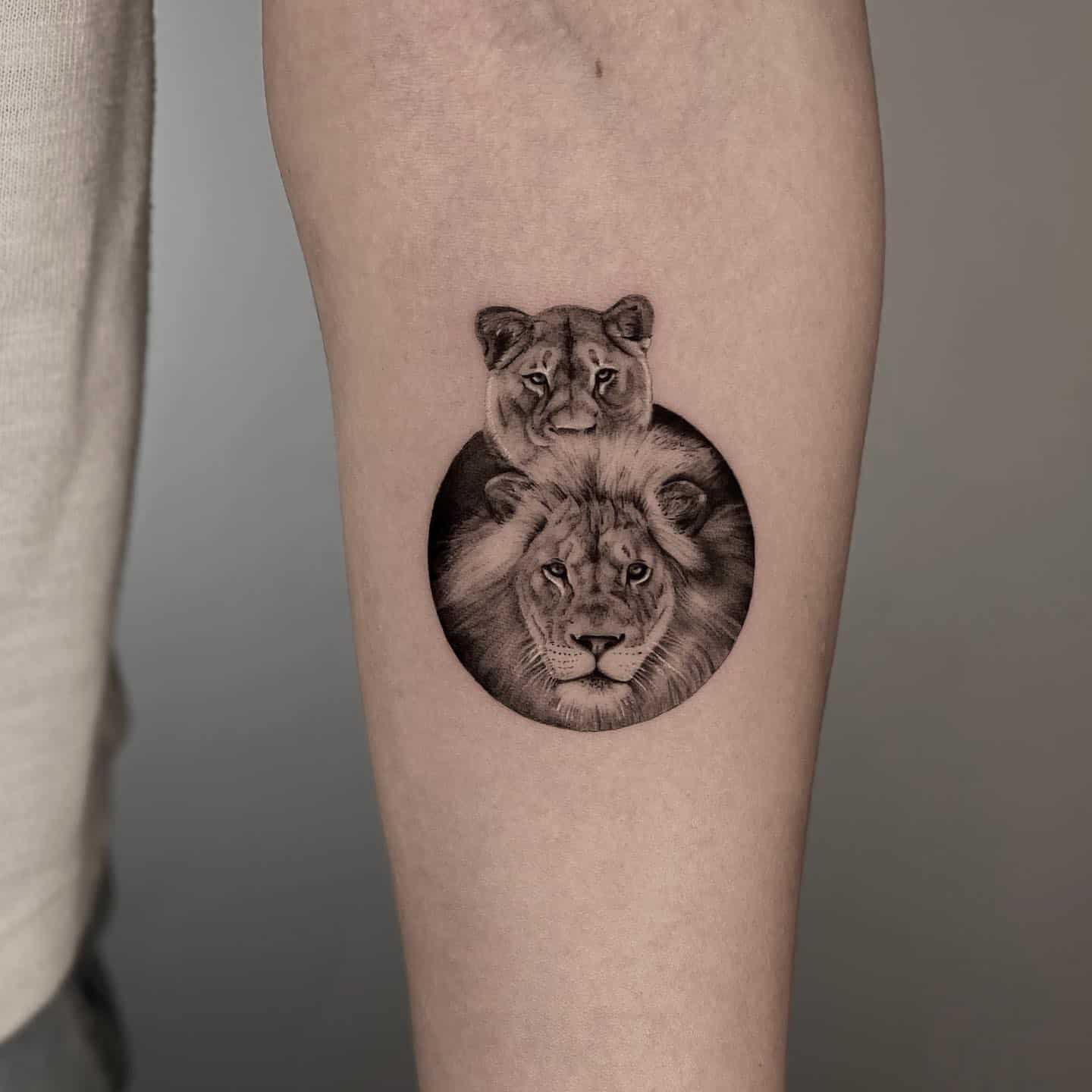 micro realsim lion family tattoo