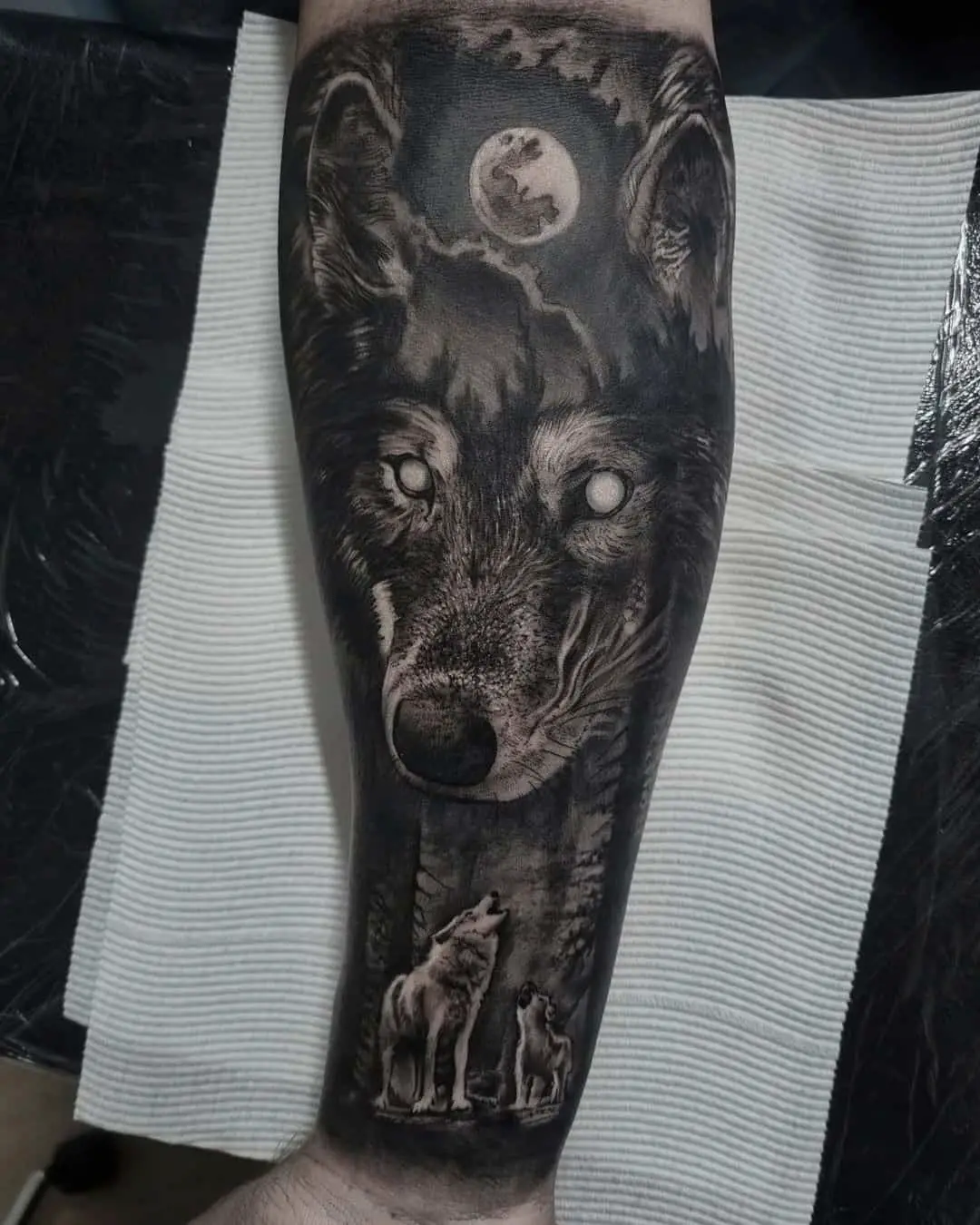 unifytattoo black and grey wolf tattoo