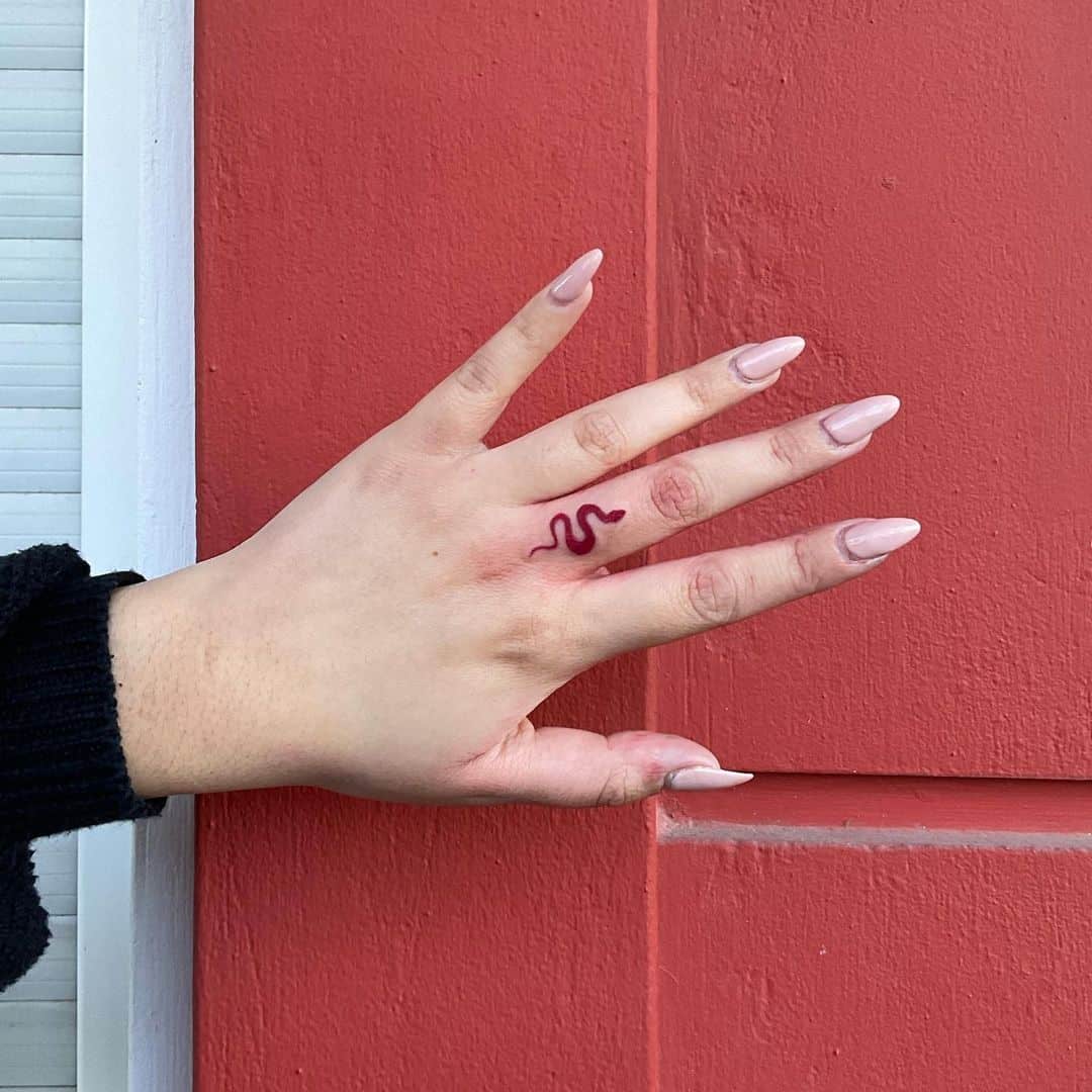 SZA Snake Finger Tattoo  Steal Her Style