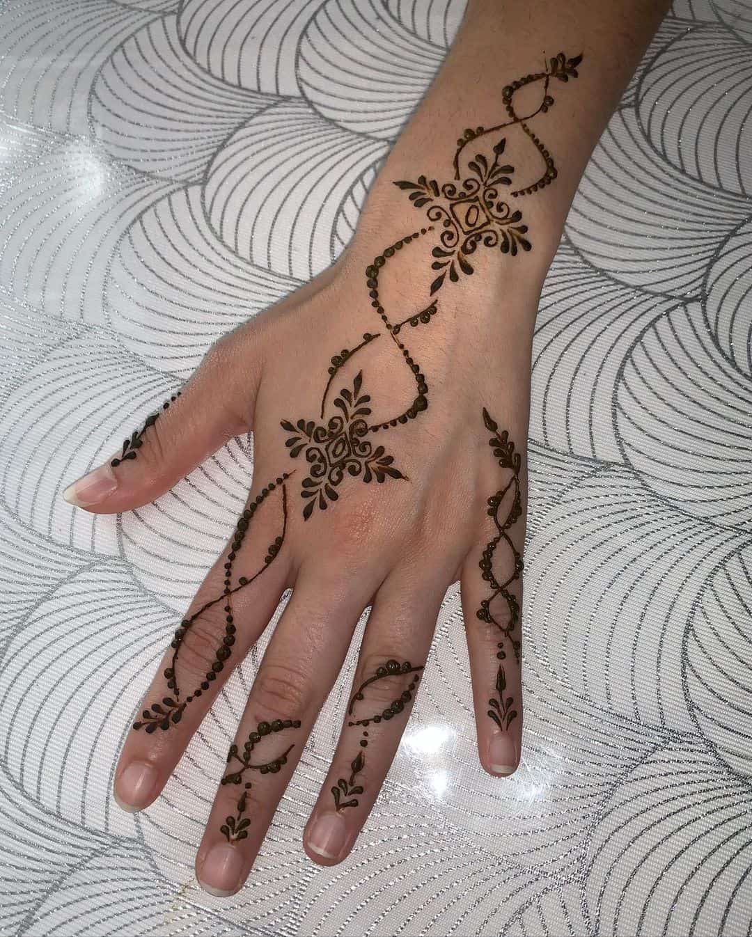 henna tattoo on hand 