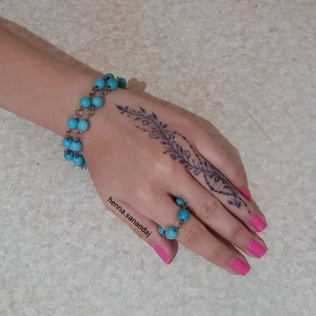 simple henna tattoo