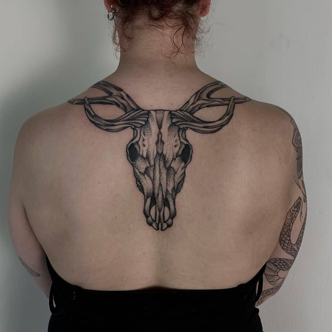 incredible, huge back, skull tattoo by tattoo artist @fredao_oliveira |  Tatuajes ligueros, Ilustración de esqueleto, Arte corporal