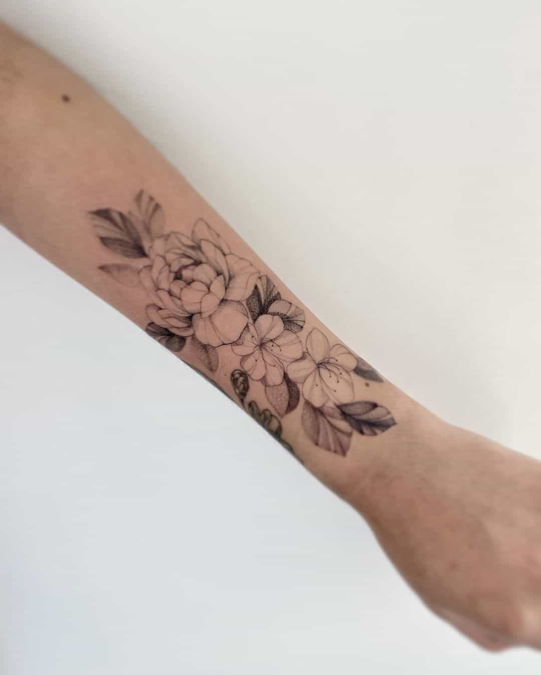 Amazing flower tattoo on forearm by jardin.de .sam