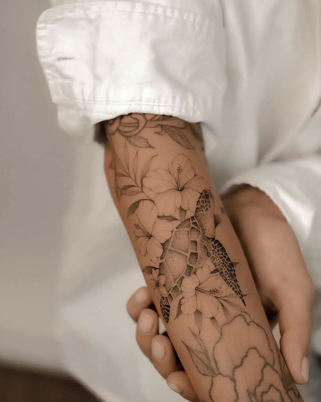 Beautiful hibiscus tattoo with turtle by karinamadz.tattoo