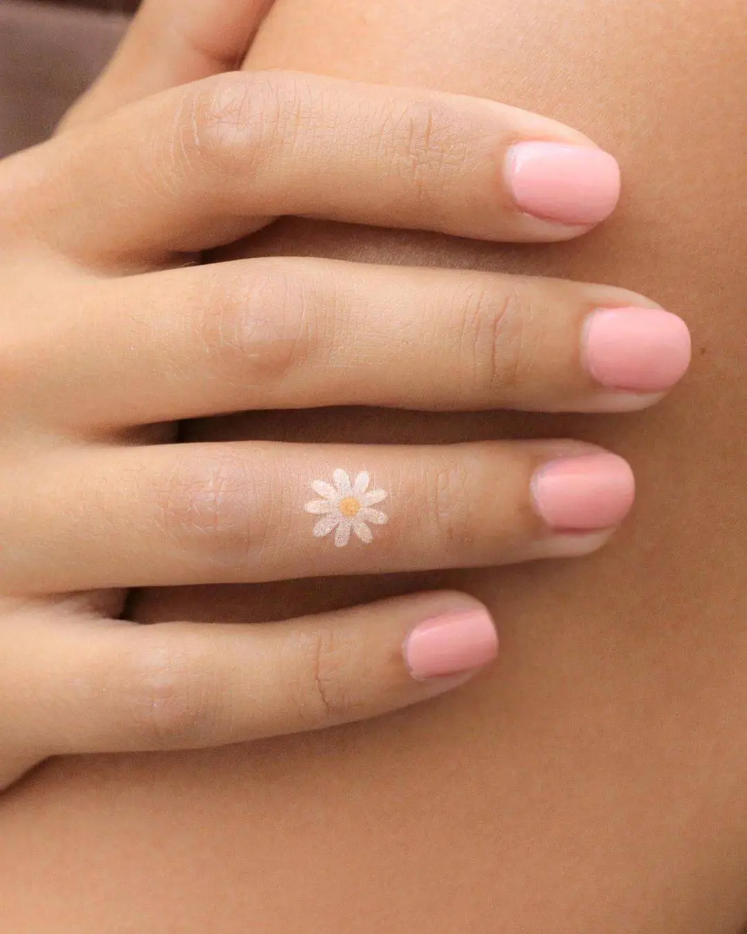 Cute daisy tattoo on finger by pureum tattoo