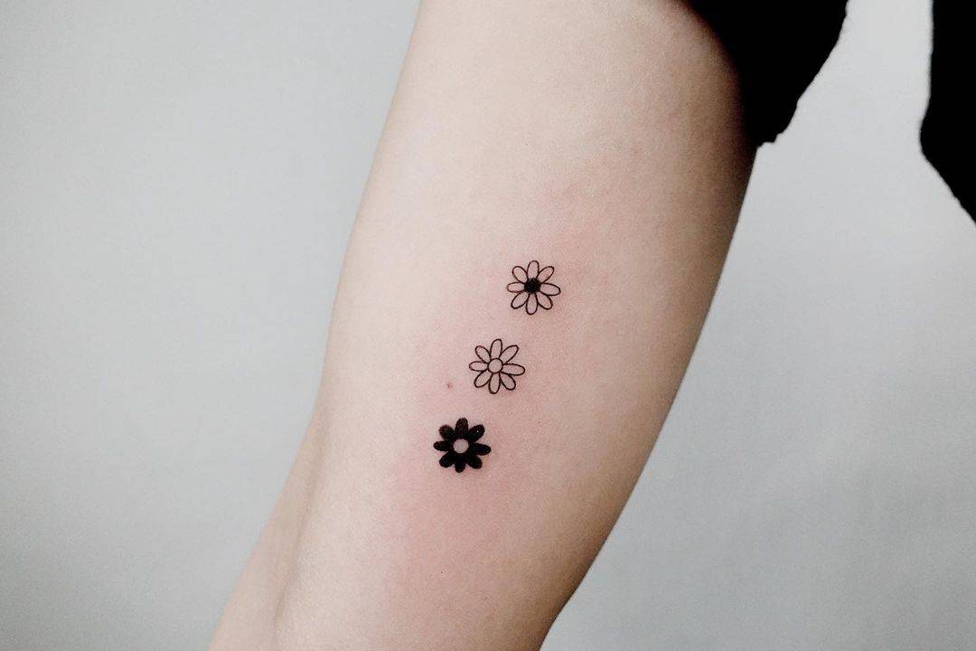 Daisy fineline tattoo work by nieun tat2