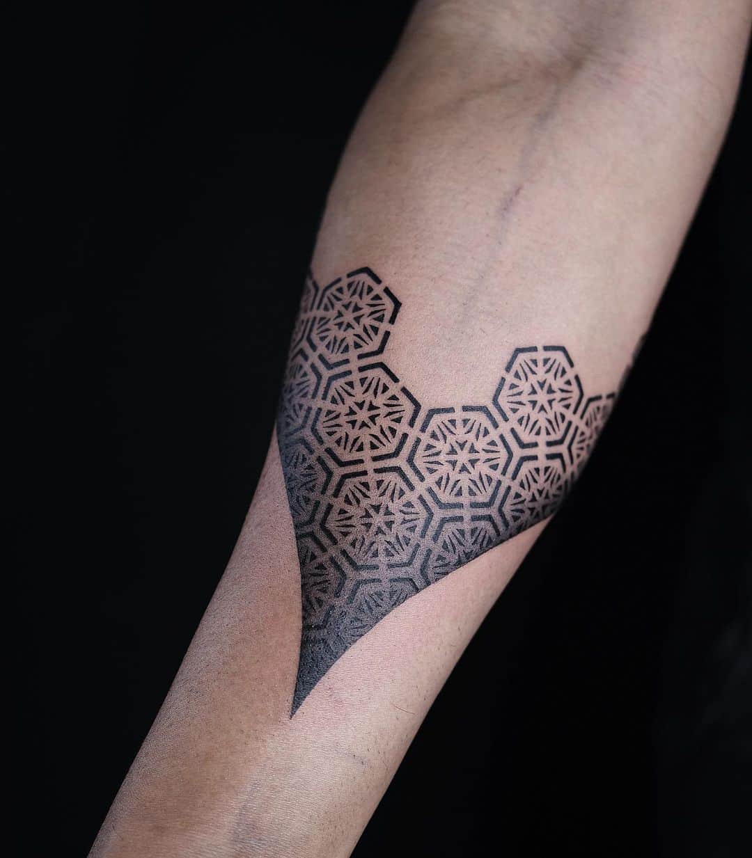 Black inked mini geometrci tattoo by liris.ink