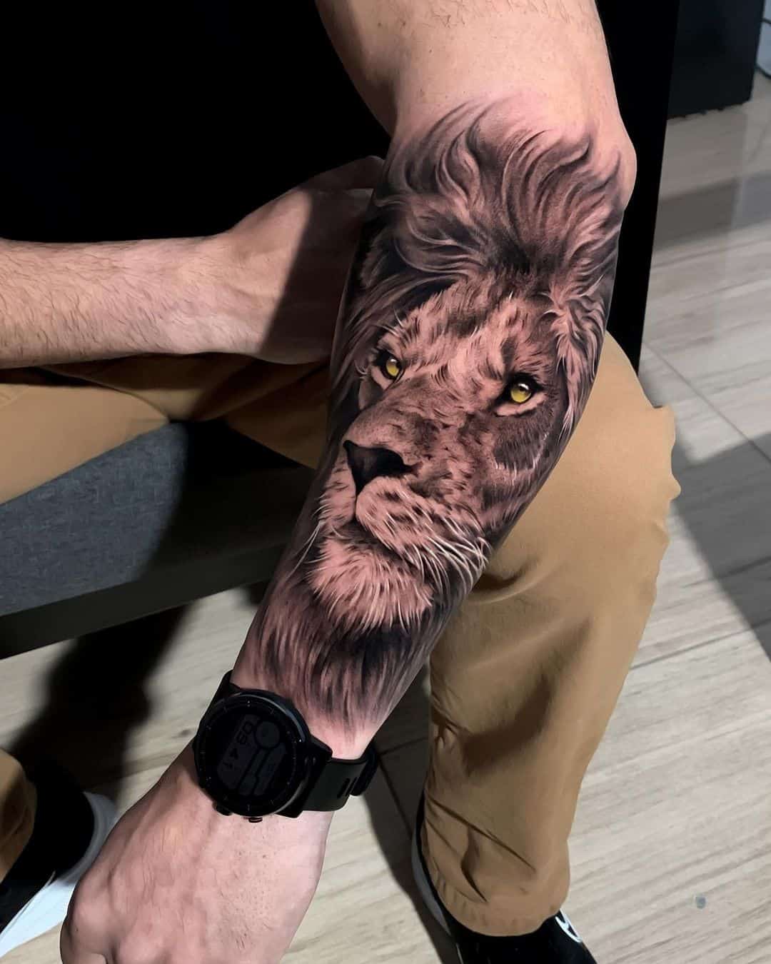 Amazing black and gray lion tattoo design by andrecarvalarttattoo