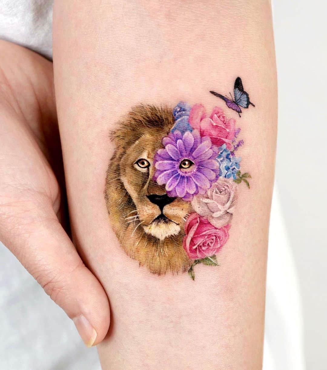Beautiful floral lion tattoo by songe.tattoo
