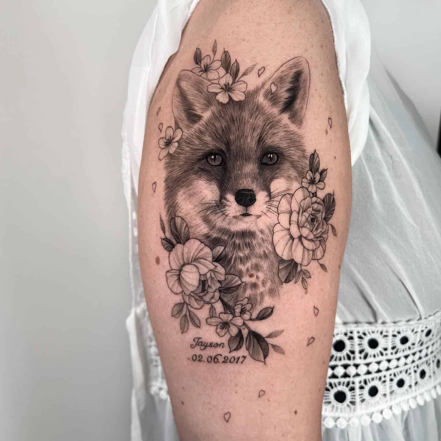 Amazing fox tttoo design on upper arm by okeanos.tattoo