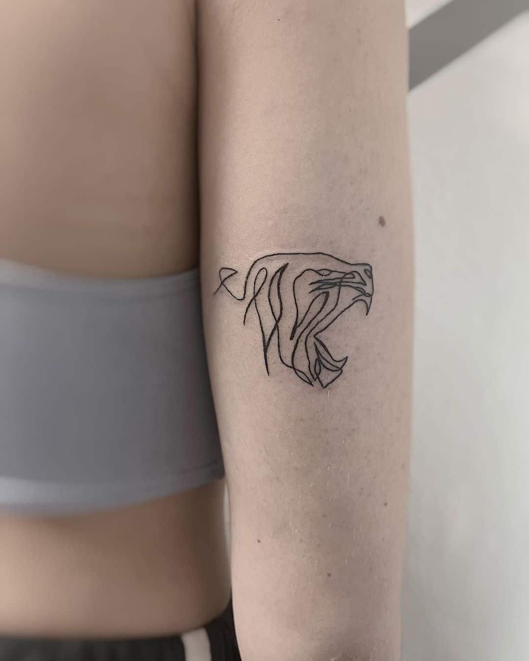 Fineline roaring tattoo by kiwi.tattoo.ink