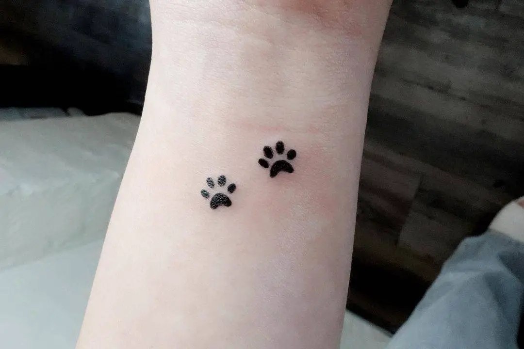 Minimalistic paw tattoo by nieun tat2