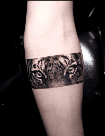 Tiger eye design on arm