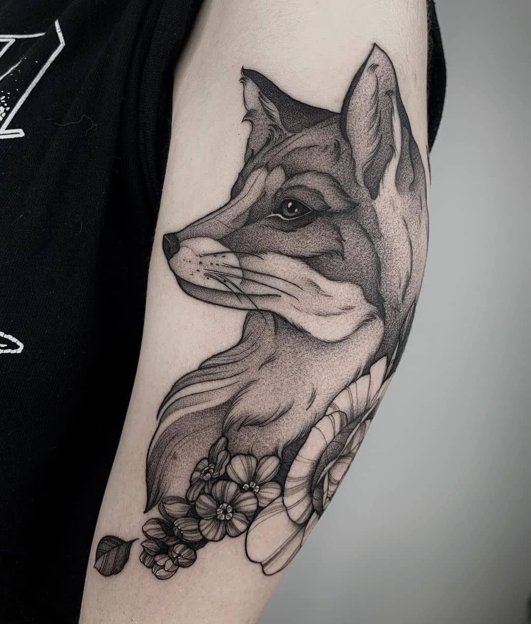 Amazing black and white simple fox tattoo by franzi kranz tattoo