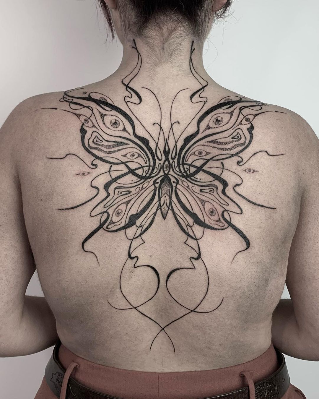 Bee tattoo by delacueva tattoo
