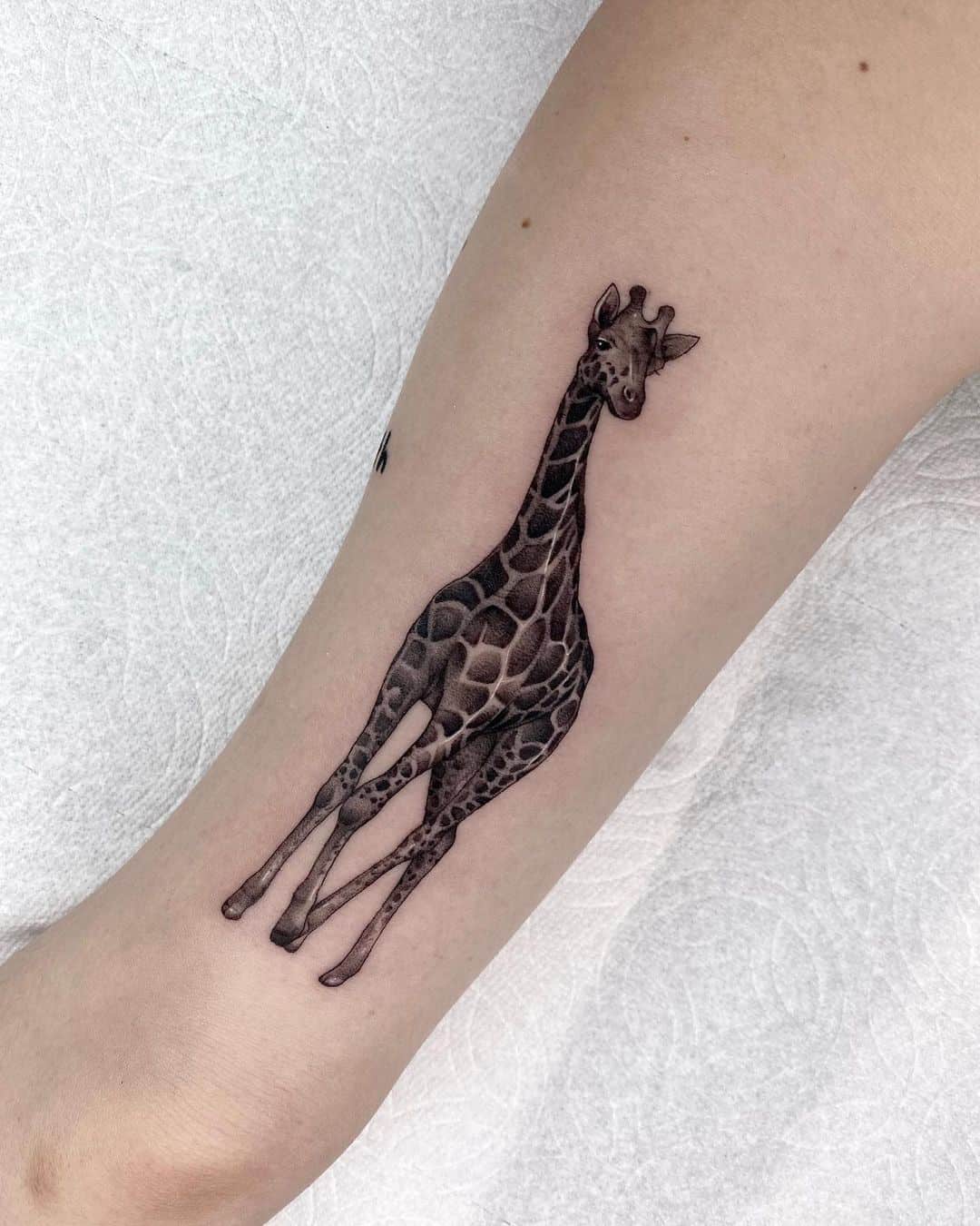 Black and grey giraffe tattoo on the left calf | Tatuaggi, Tatuaggi uomo  piccoli, Piccoli