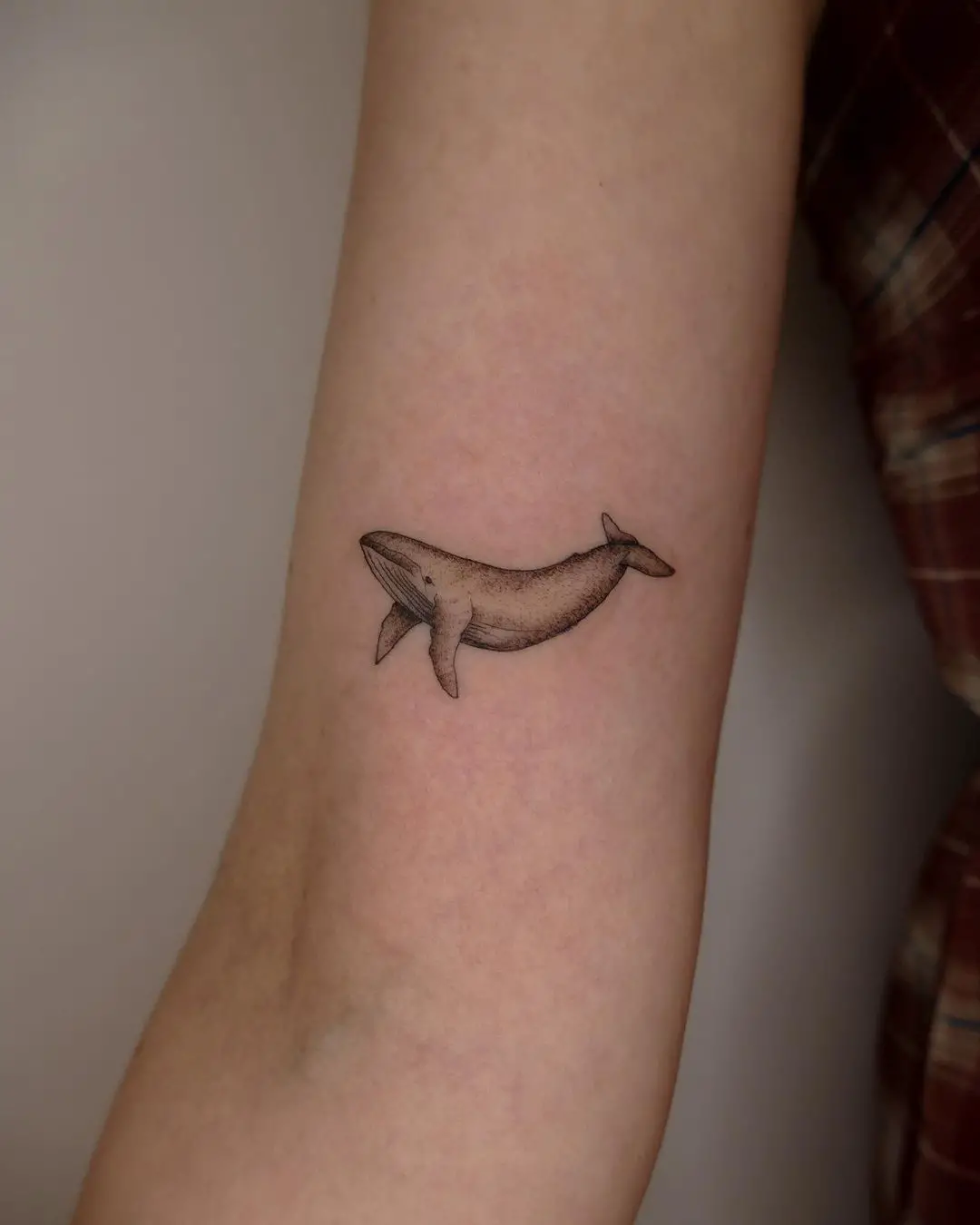 Minimalistic whale tattoo by franzis.tatties