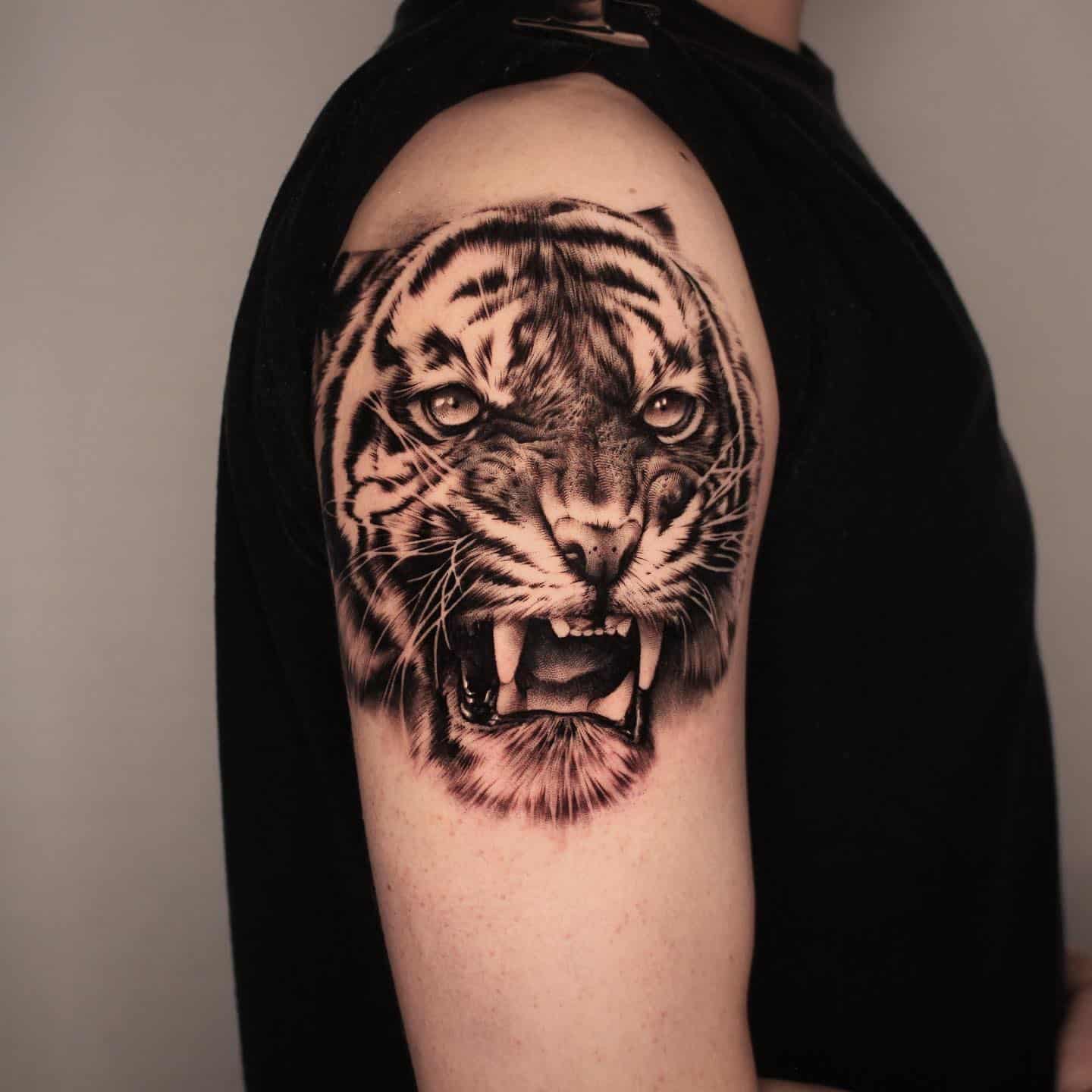 Roaring tiger head tattoo by yongho bng