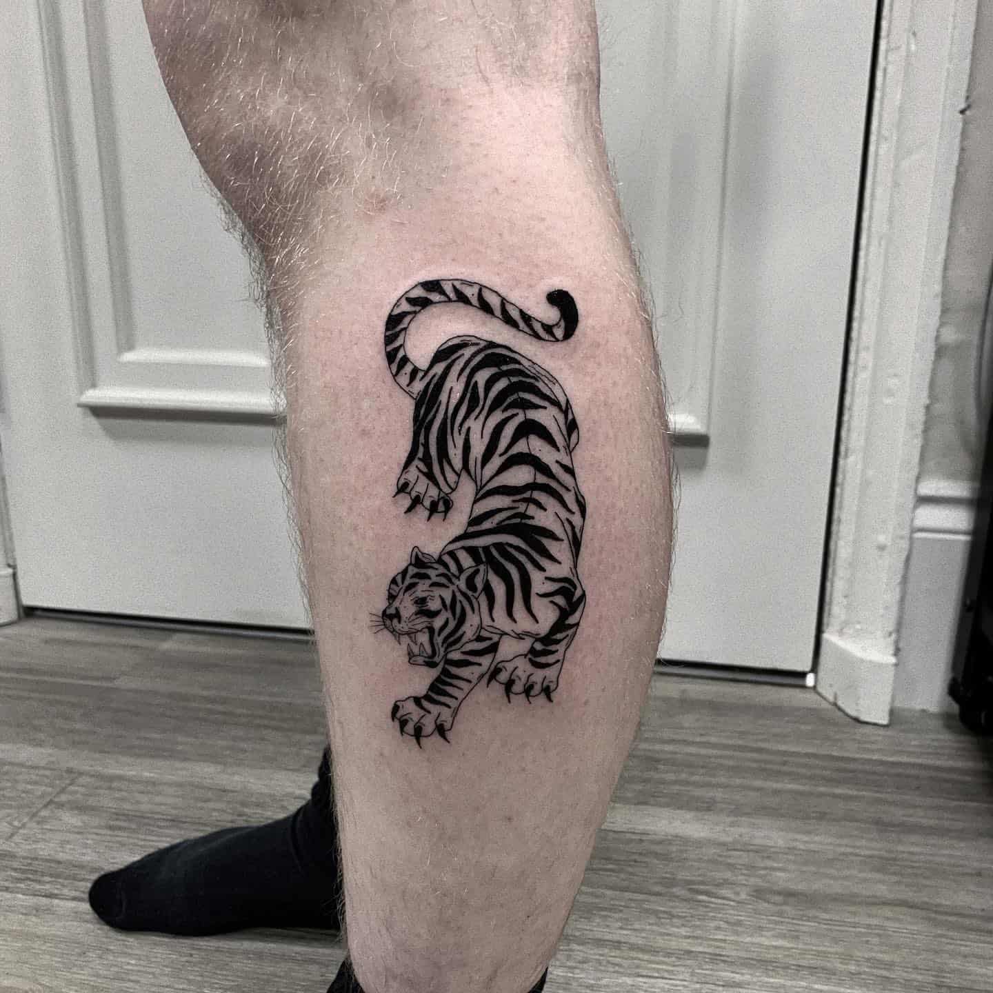 Tiger tattoo on leg by somestattoo