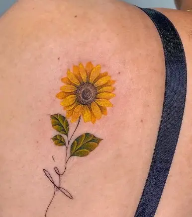 Back tattoo of sunflower by amantesdegirassol