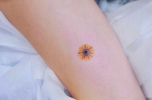 Minimalistic sunflower tattoo by modoink tattoo