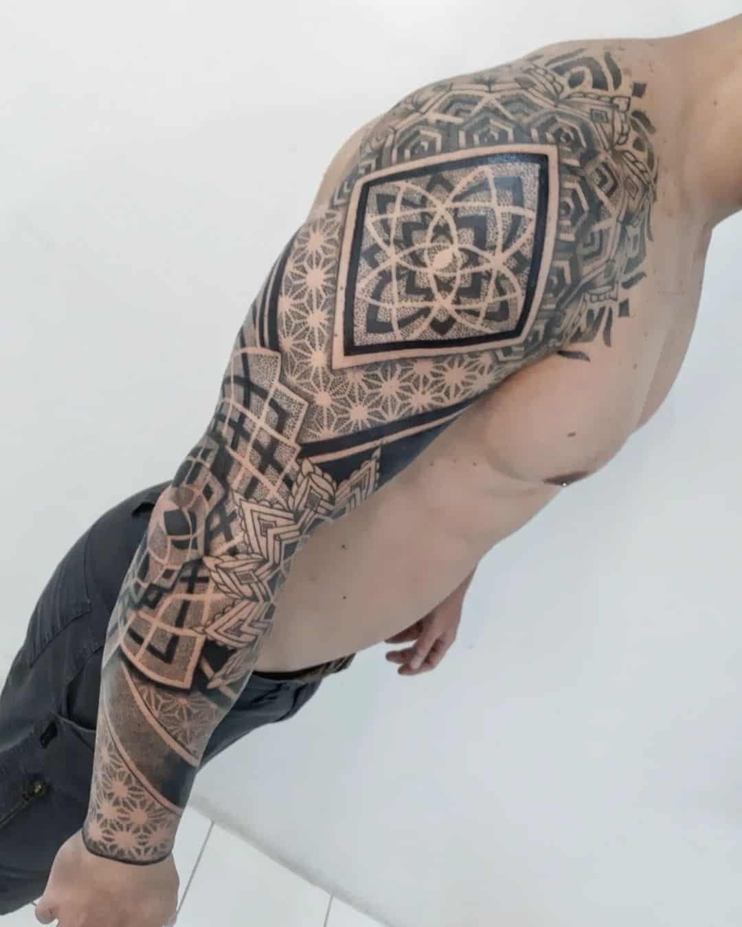 Dotwork on shoulder tattoo by pontilhismo.tattoo.sr .geleia
