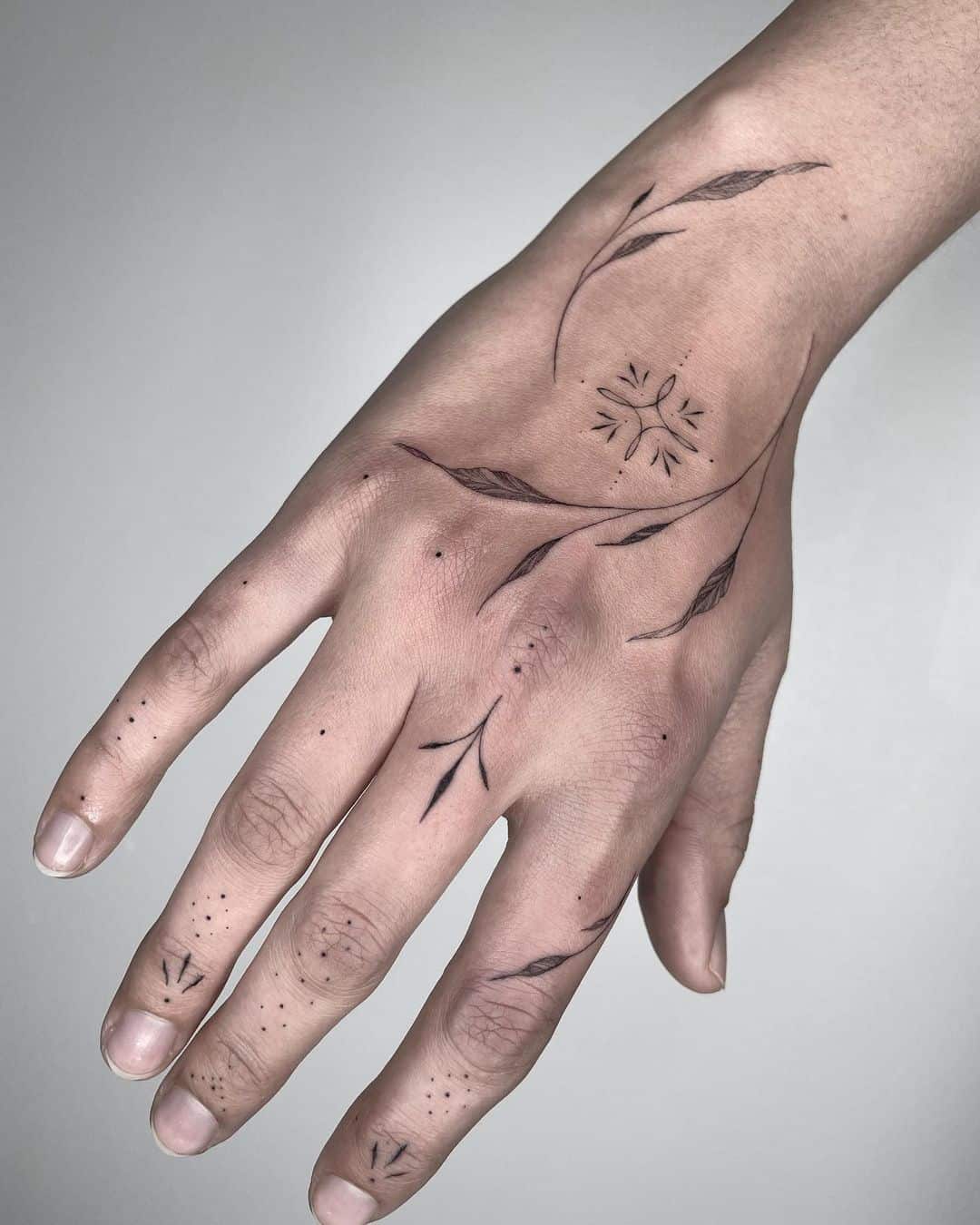 Leaf finger tattoo by kyumi.tattoo