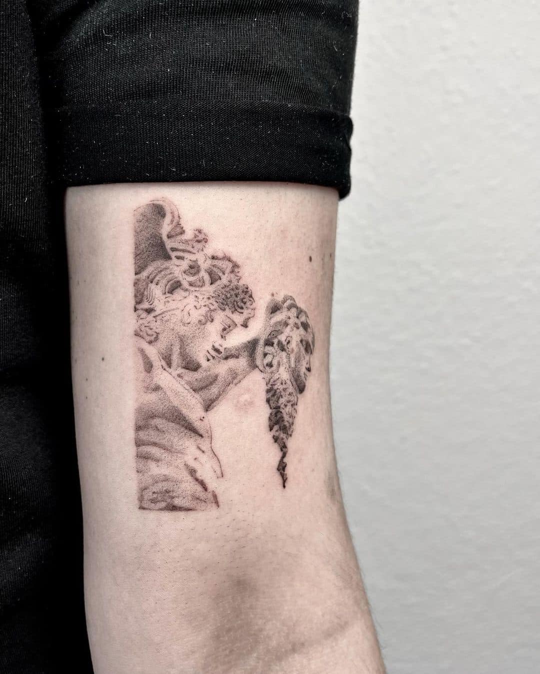 Minimalistic medusa tattoo by meerkat.tattoo