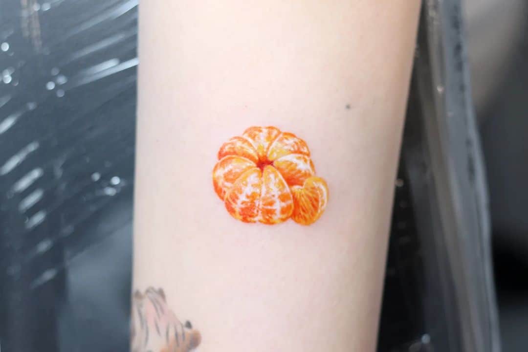 Orange tattoo by eins tattooer