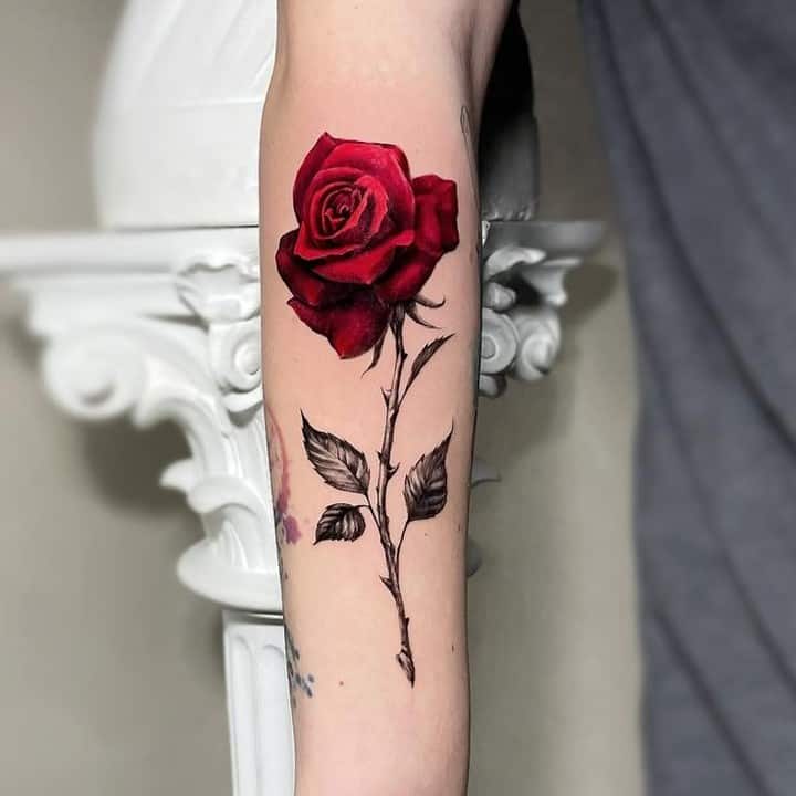 Red rose tattoo by malavida.tattoo