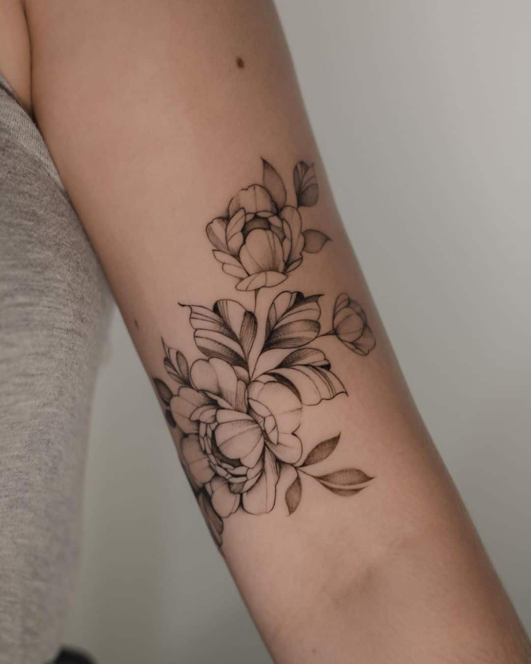 minimalistic floral tattoo by mafmonroy