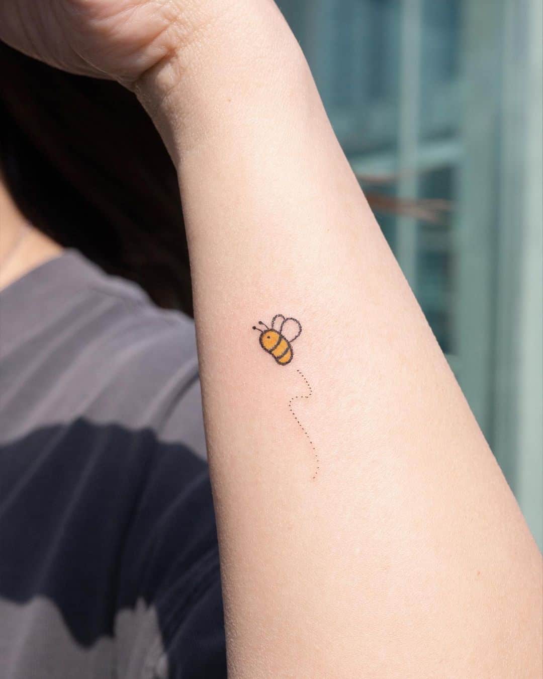 Cute little bee vector. Bee tattoo. 22758838 Vector Art at Vecteezy
