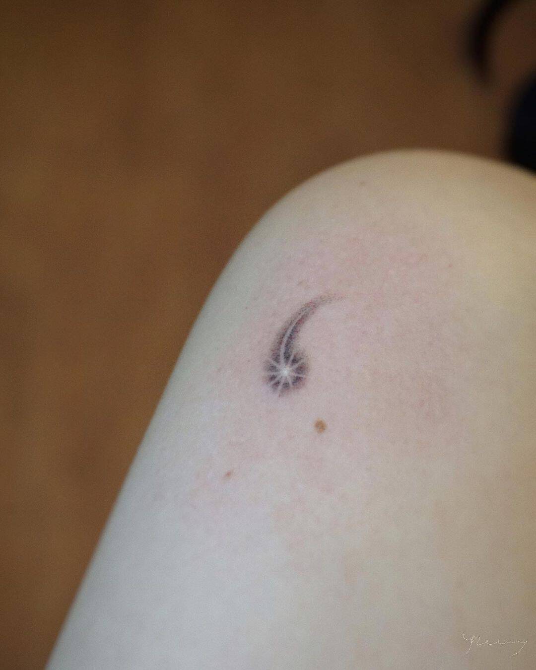 Shooting star tattoo by penny handpoke