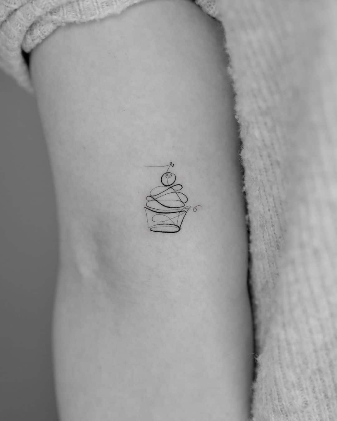 cup cake tattoo by phouphou.ink