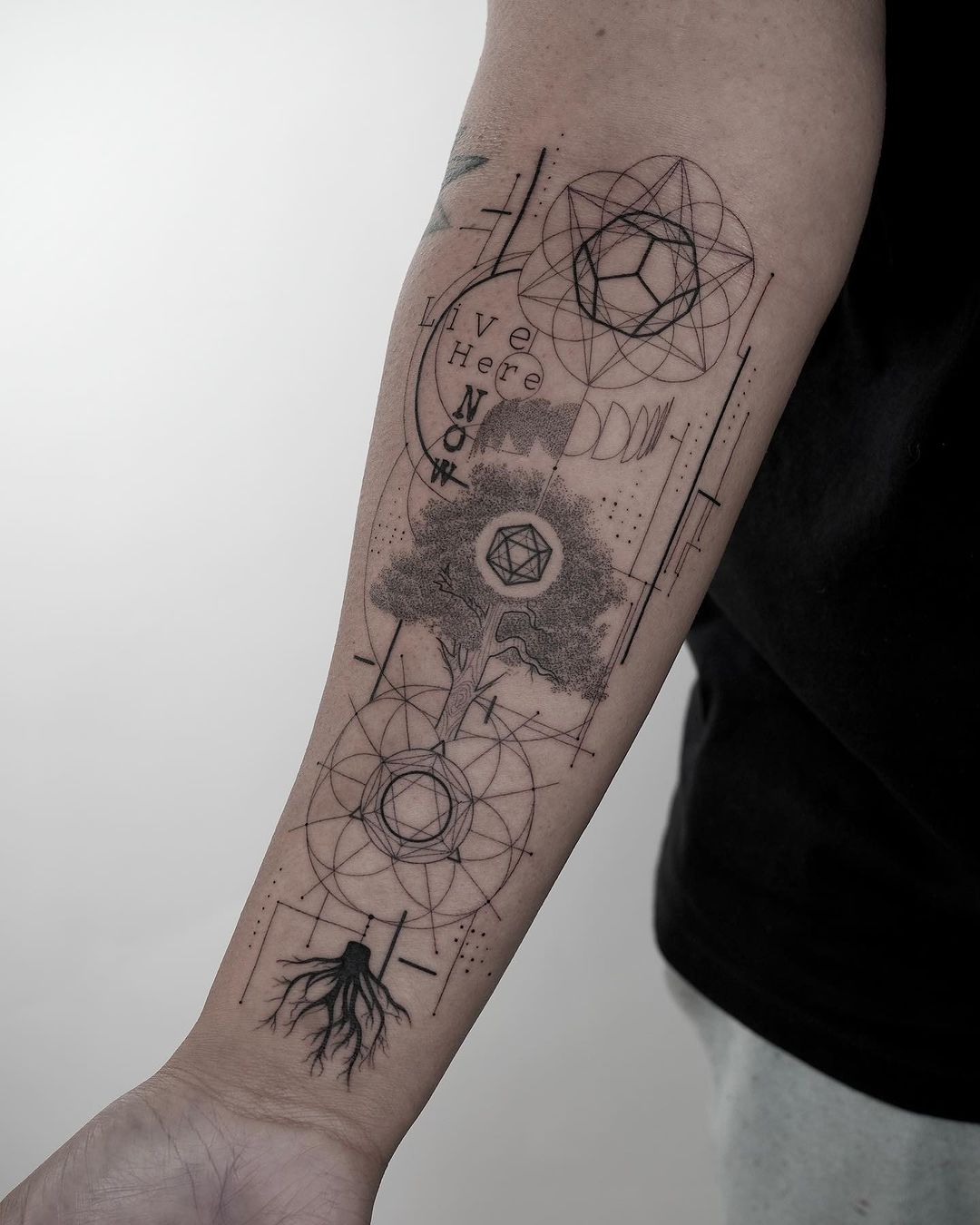 geometric tattoo by isismuniztattoo