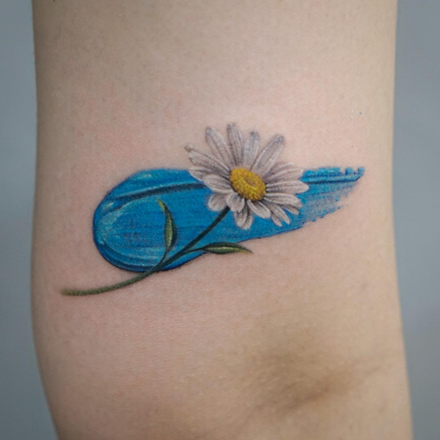 single daisy flower tattoo by gemma tattooer