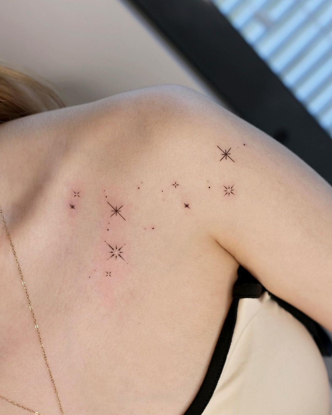 star tattoo on shoulder by iotattooing