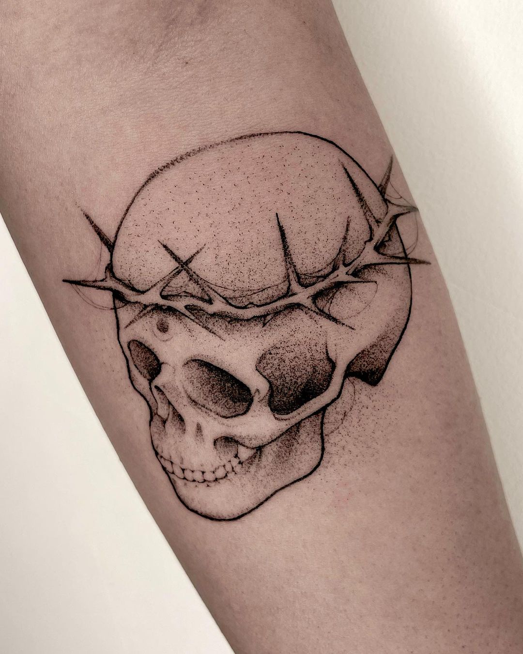 Skull tattoo on forearm by nauyaca ttt
