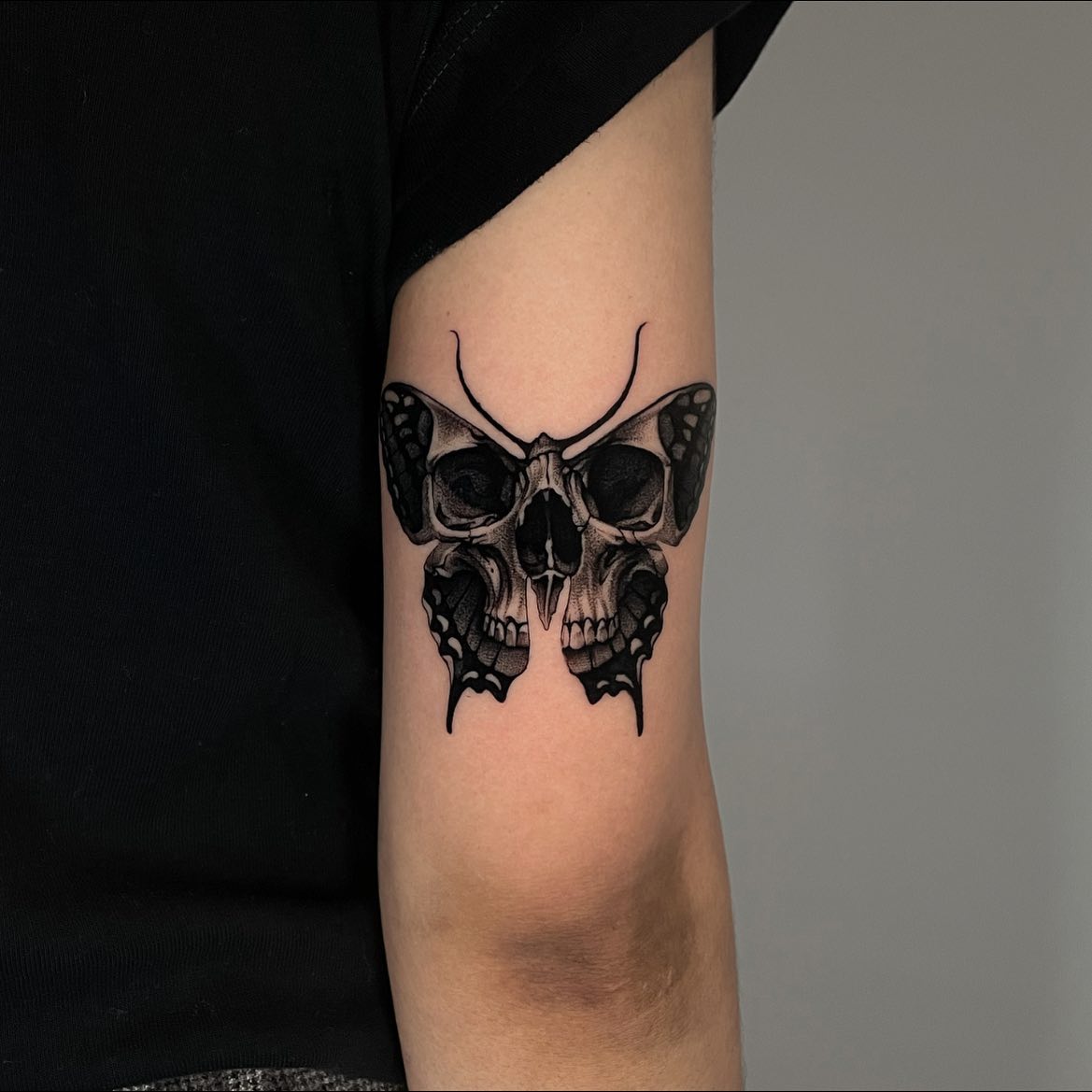 black skull tattoo by bendunningtattoo