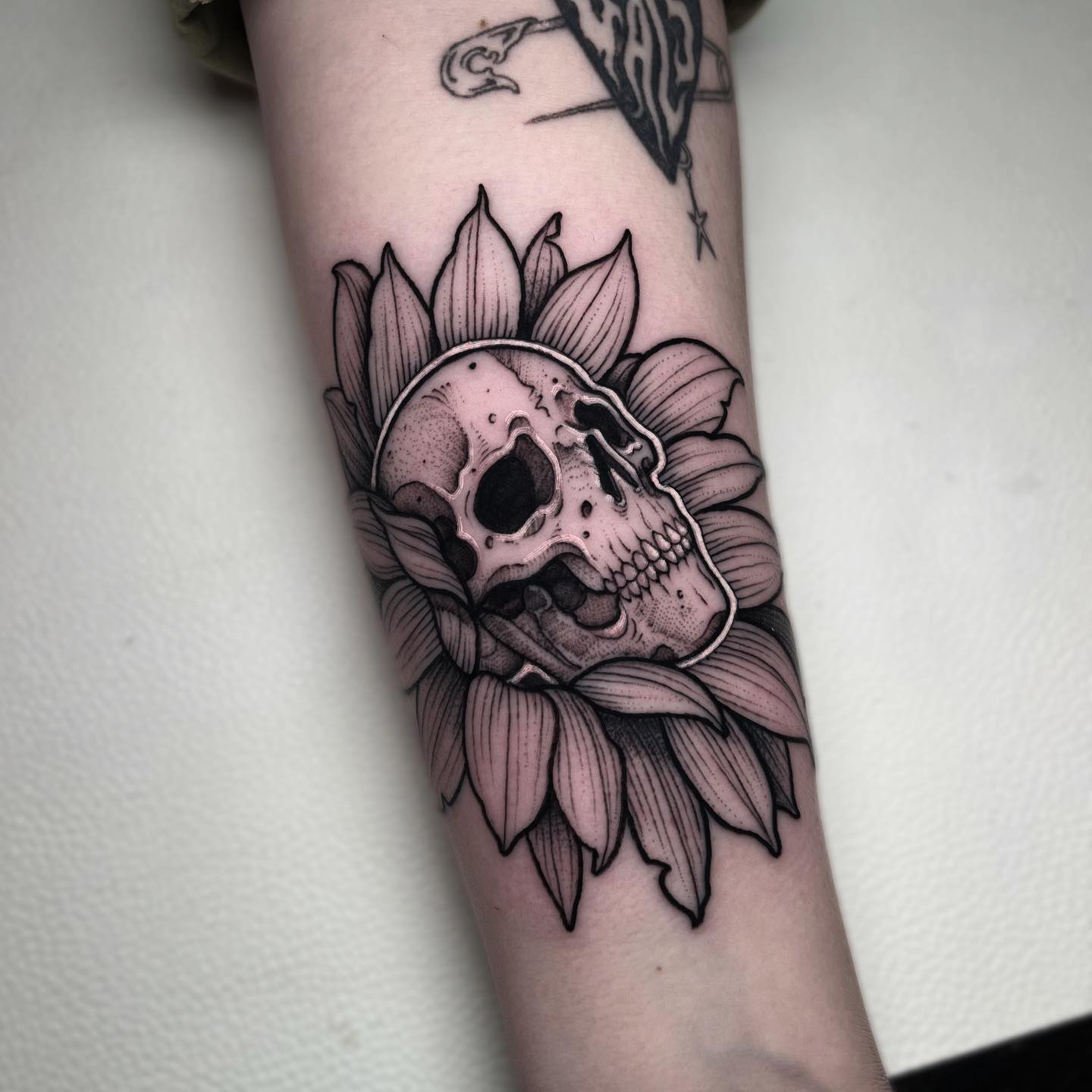 skull and flower tattoo by joshhruuelltattoos