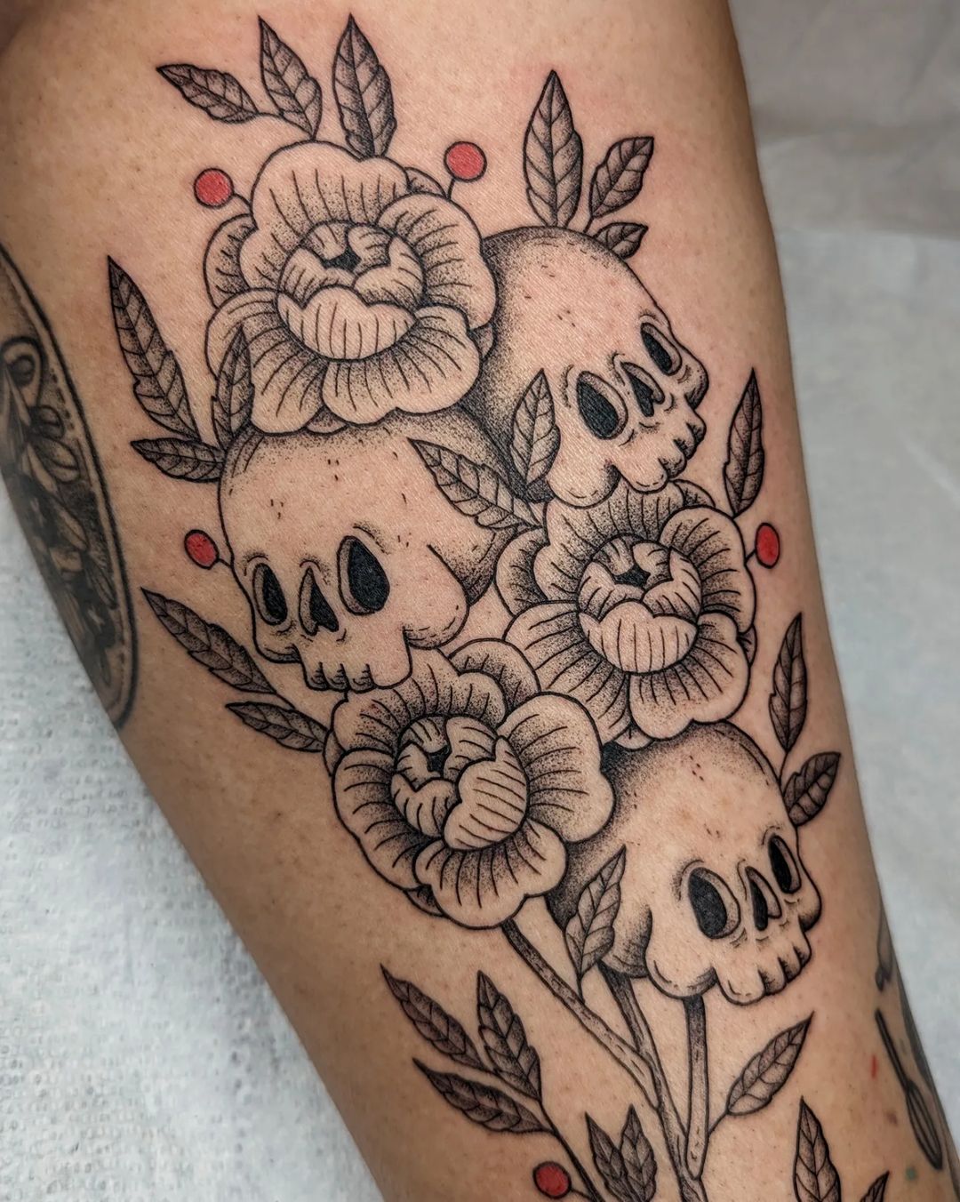 skull and flower tattoos by daniturkeysammie