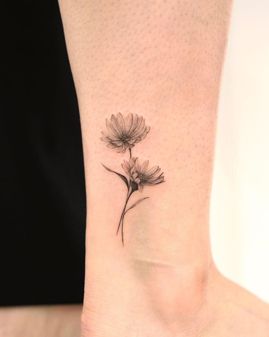 Simple flower tattoo by tattooist gaon