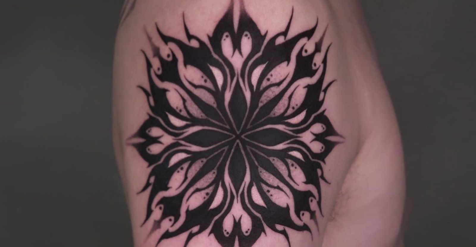 Black and gray dotwork mandala tattoo by @bintt | Geometric tattoo,  Geometric sleeve tattoo, Pattern tattoo