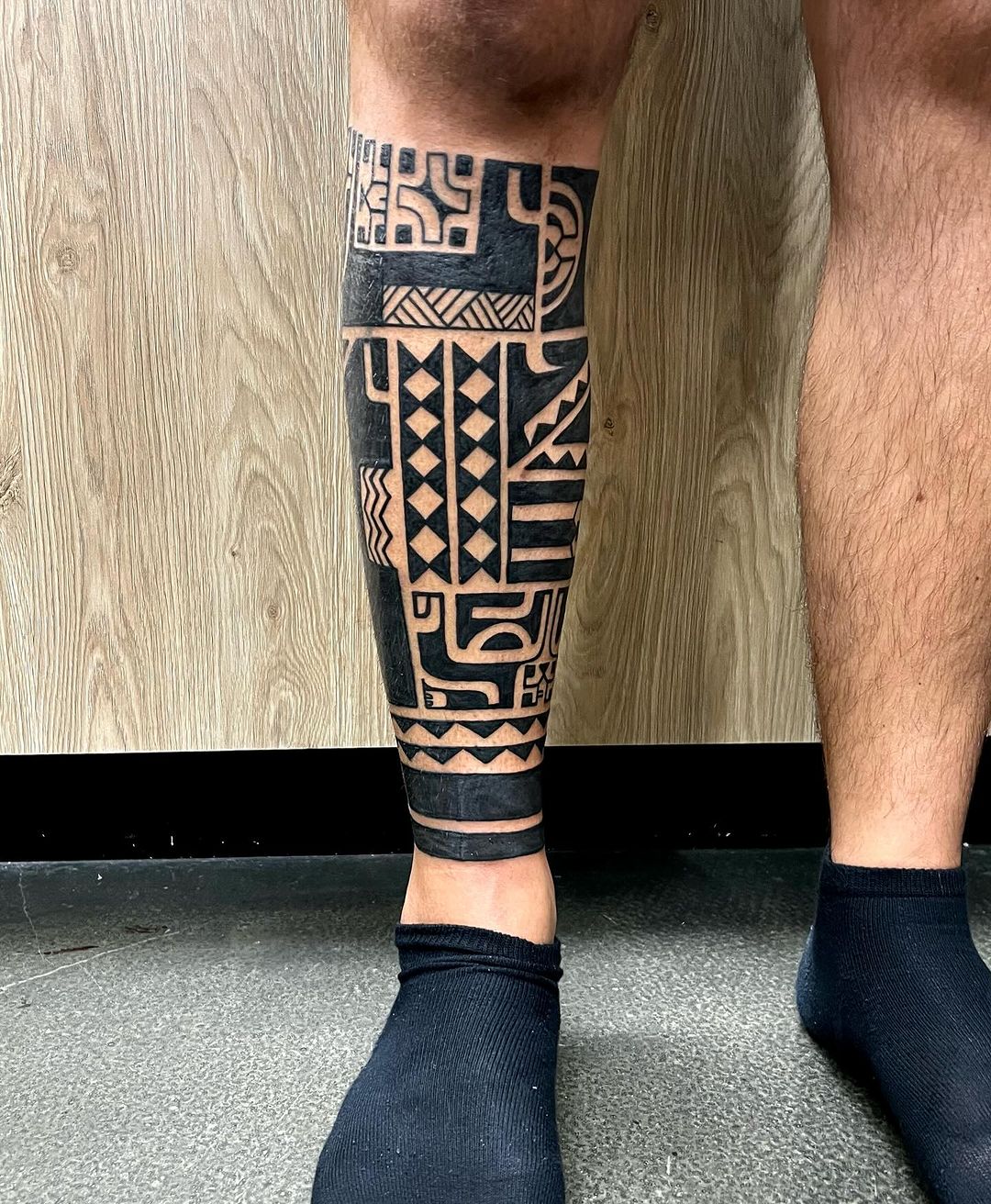 tribal leg tattoo by manu tattoos
