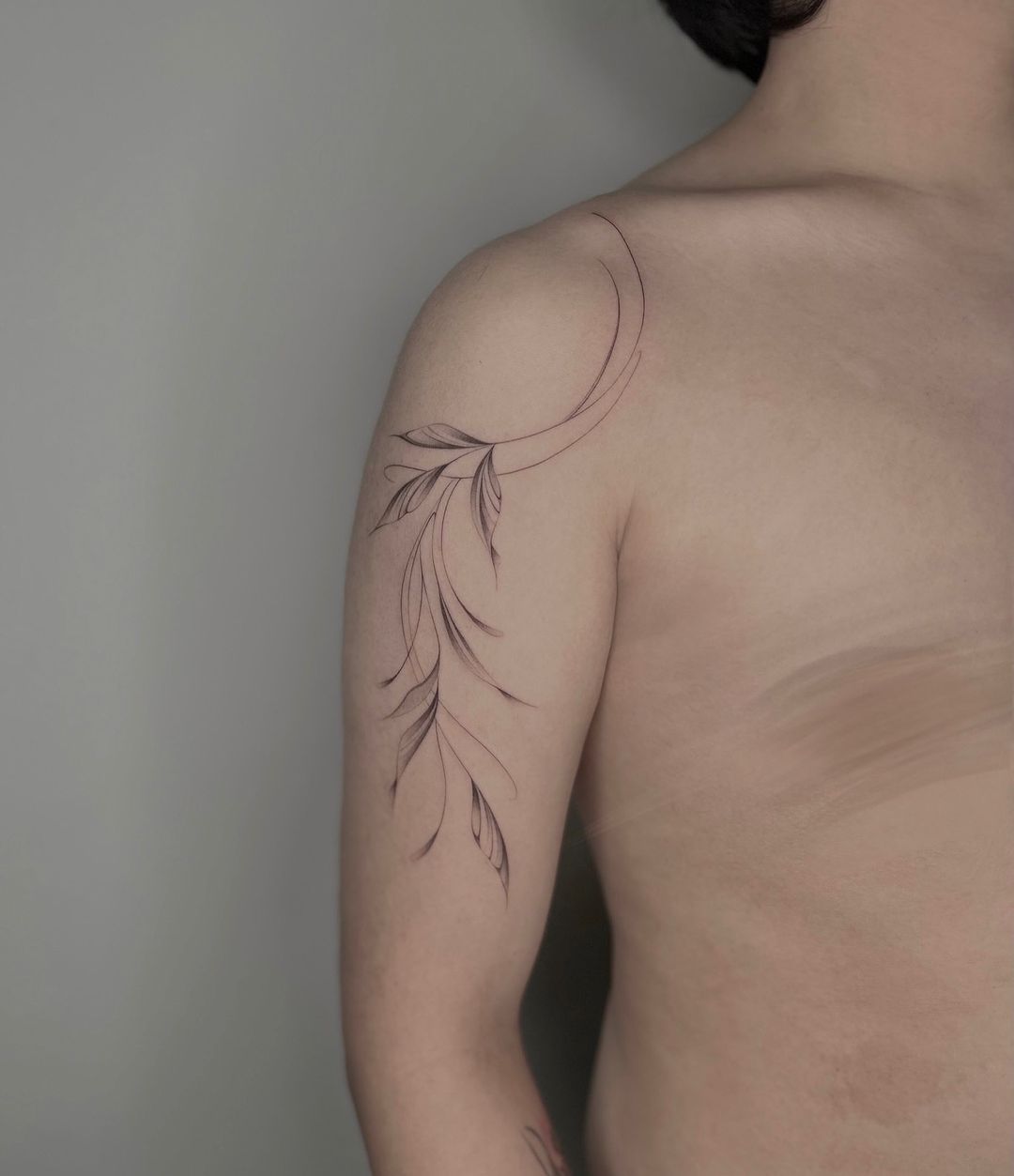 Fineline leaf design by jeonghun tattooer