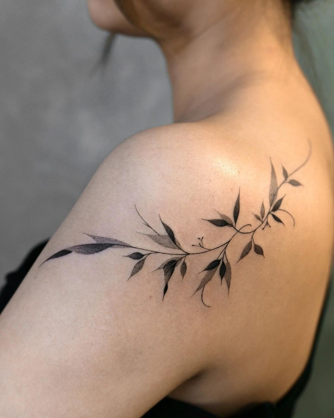 Leaf tattoo for women by tattooist kam4