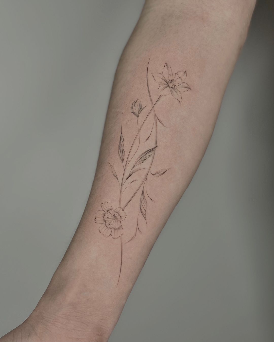 fineline leaf tattoo by jeonghun tattooer